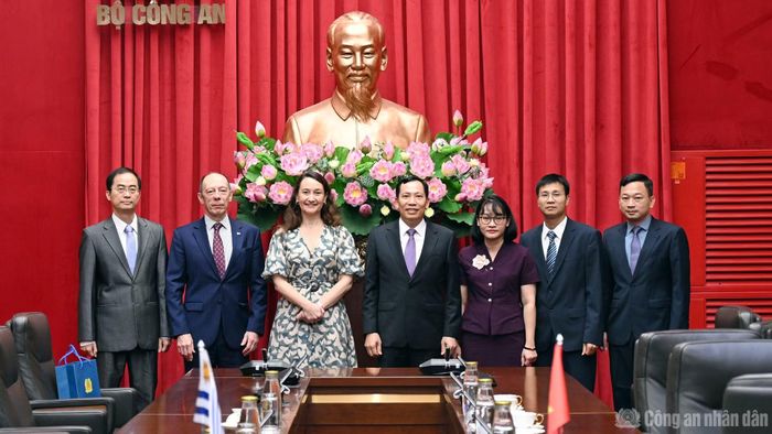  Thứ trưởng Lê Văn Tuyến và Thứ trưởng Valeria Csukasi cùng các đại biểu. 