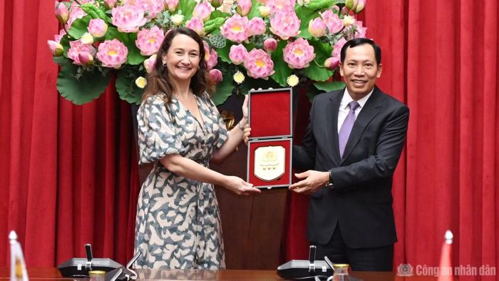 Thứ trưởng Lê Văn Tuyến tặng quà lưu niệm Thứ trưởng Valeria Csukasi.