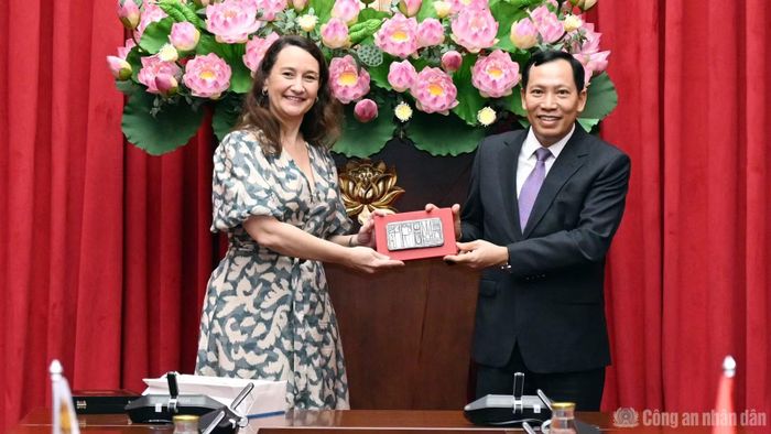  Thứ trưởng Valeria Csukasi tặng quà lưu niệm Thứ trưởng Lê Văn Tuyến. 
