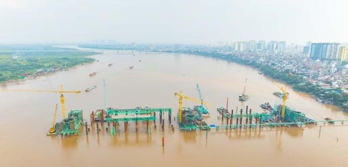 Các trụ cầu chính đang vươn lên giữa sông Hồng, đánh dấu bước chuyển từ thi công nền móng sang hoàn thiện kết cấu cầu.