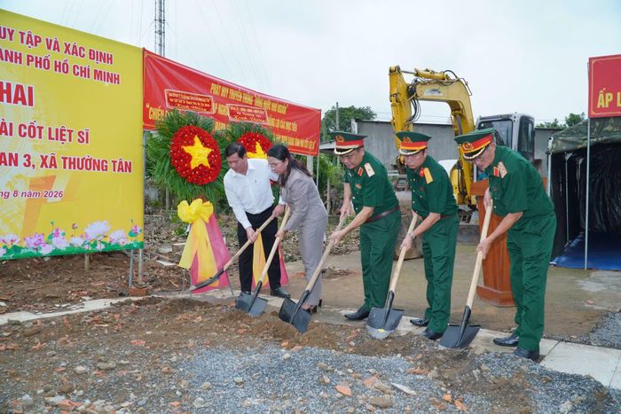 Lãnh đạo Quân khu 7, Bộ Tư lệnh TP Hồ Chí Minh cùng các đại biểu thực hiện nghi thức triển khai đào tìm kiếm, quy tập hài cốt liệt sĩ.