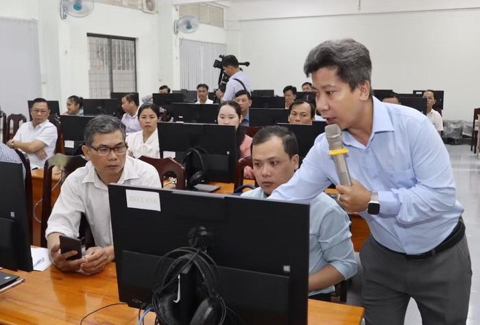  Giảng viên Trung tâm Công nghệ phần mềm hướng dẫn, tập huấn cho công chức, viên chức phụ trách CNTT và chuyển đổi số. 