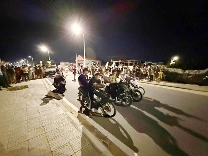 Đông đảo người dân ở phường Phú Đông chứng kiến cuộc thực nghiệm điều tra tại hiện trường vụ gây rối trật tự công cộng.