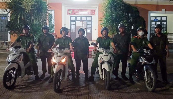 Tổ công tác Công an xã Quế Sơn chuẩn bị lên đường thực hiện tuần tra đêm đảm bảo ANTT.