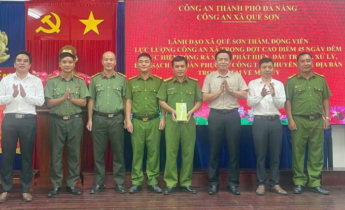 Lãnh đạo xã Quế Sơn, thăm, tặng quà động viên lực lượng Công an xã trong triển khai đợt cao điểm 45 ngày đêm làm sạch địa bàn.