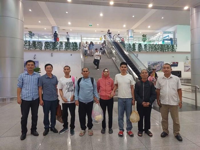Công an tỉnh Gia Lai tiếp nhận những công dân bị trục xuất về nước.