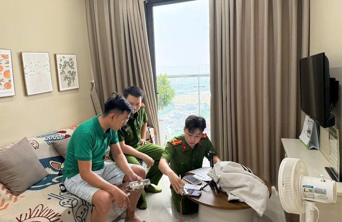 Cảnh sát QLHC về TTXH Công an TP Huế kiểm tra các homestay trên địa bàn.