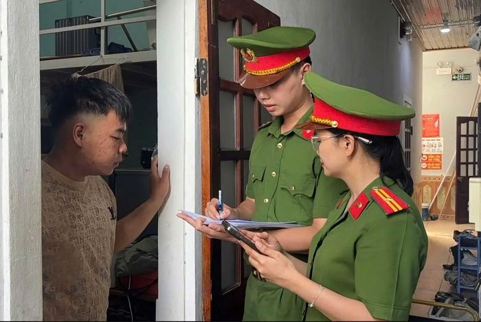 Công an phường An Cựu (TP Huế) kiểm tra các khu nhà trọ có sinh viên thuê ở.