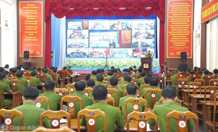 Hội nghị được kết nối trực tuyến đến 64 điểm cầu Công an xã, phường trên địa bàn tỉnh Cà Mau.
