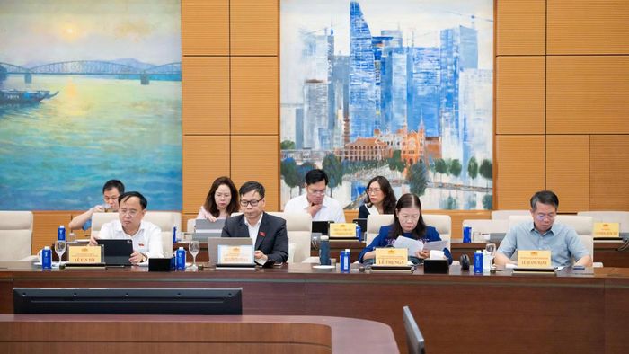 Các đại biểu dự phiên họp.