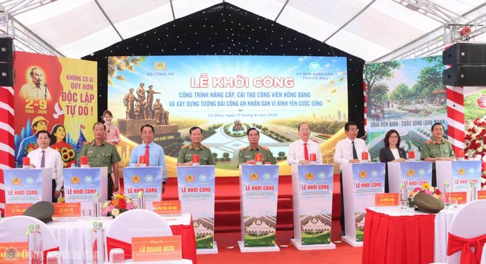 Các đại biểu thực hiện nghi thức khởi công công trình.