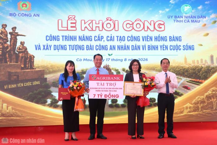 Đại diện Ngân hàng Agribank trao bảng tượng trưng đóng góp nâng cấp, cải tạo Công viên Hồng Bàng.