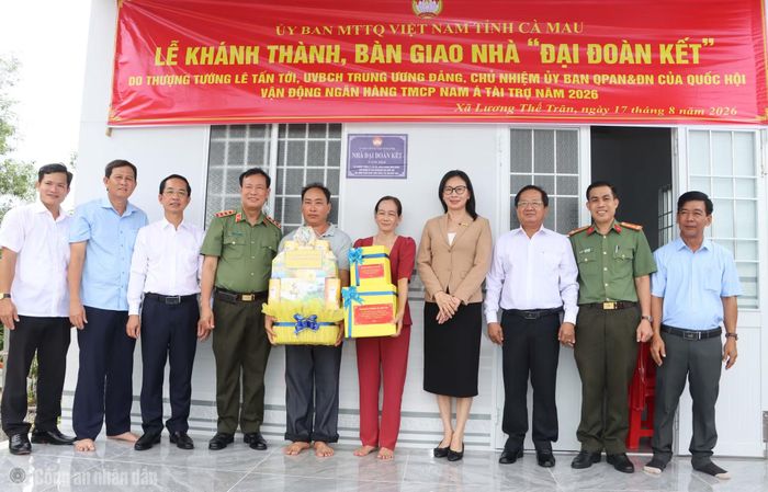 Thượng tướng Lê Tấn Tới cùng lãnh đạo tỉnh Cà Mau, nhà tài trợ thực hiện nghi thức kéo băng khánh thành nhà Đại đoàn kết tặng hộ ông Nguyễn Phi Lâm (ngụ ấp Nhà Phấn, xã Lương Thế Trân, tỉnh Cà Mau).