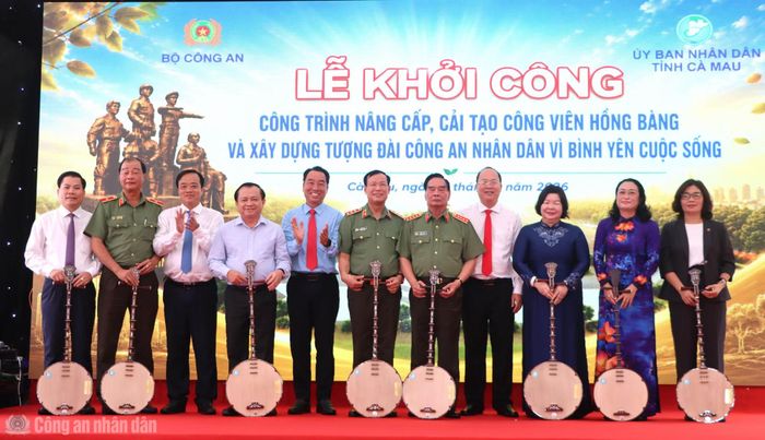 Chiếc đờn kìm - món quà nhỏ thay cho lời cảm ơn chân thành của tỉnh Cà Mau trước những tình cảm quý báu mà các đồng chí lãnh đạo, nhà tài trợ đã dành cho địa phương.