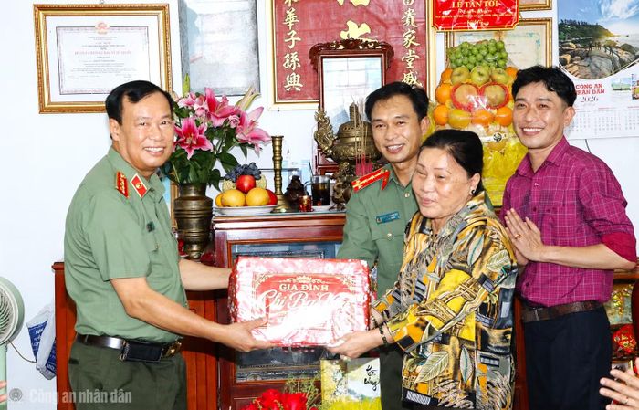 Thượng tướng Lê Tấn Tới và lãnh đạo tỉnh Cà Mau thăm hỏi, tặng quà gia đình chính sách trên địa bàn tỉnh.