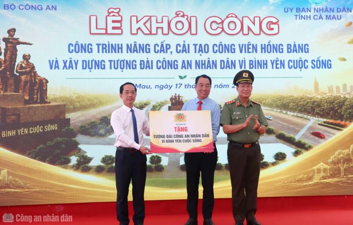 Thượng tướng Lê Tấn Tới tặng bảng tượng trưng của Bộ Công an hỗ trợ xây dựng Tượng đài CAND “Vì bình yên cuộc sống”.