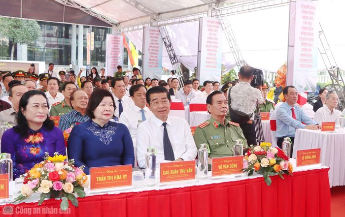 Các đại biểu tham dự lễ khởi công.