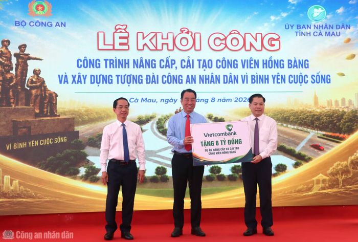 Đại diện Ngân hàng Vietcombank trao bảng tượng trưng đóng góp nâng cấp, cải tạo Công viên Hồng Bàng.