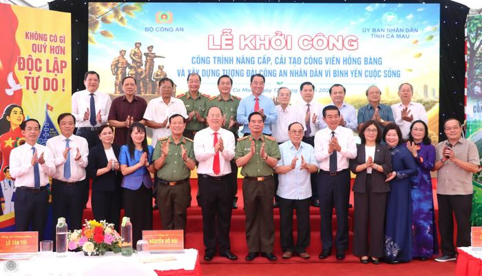 Các đại biểu chúc mừng công trình ý nghĩa của tỉnh Cà Mau được khởi công xây dựng.