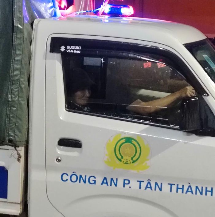 Công an phường Tân Thành dùng xe chuyên dụng đón bà Nguyễn Thị Liên đi lạc.