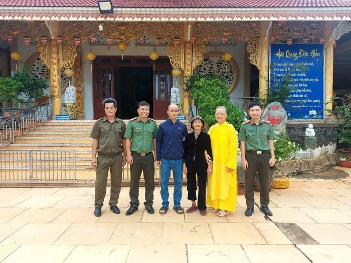  Công an phường Tân Thành và sư trụ trì Tịnh xá Ngọc Quang cùng mẹ con bà Liên. 