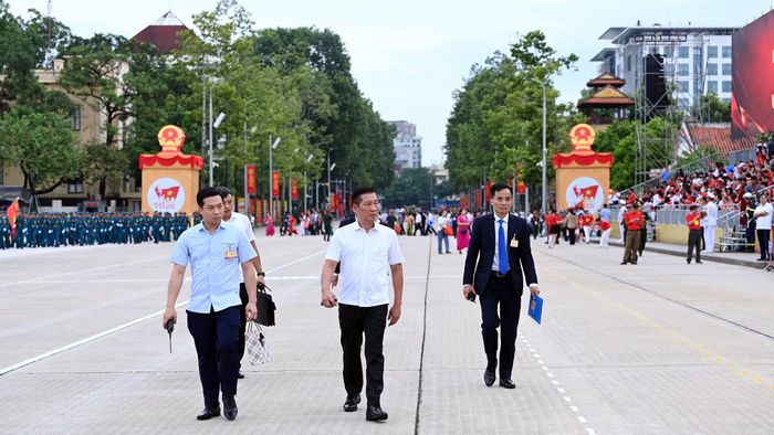Phó Tư lệnh Đỗ Xuân Tiệp cùng cán bộ, chiến sĩ Cảnh vệ kiểm tra công tác đảm bảo an ninh, an toàn sự kiện A80.