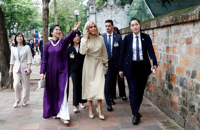 "Bông hồng thép" Hồng Nhung (bìa phải) tháp tùng Đệ nhất phu nhân Pháp Brigitte Macron cùng bà Ngô Phương Ly, Phu nhân Tổng Bí thư, Chủ tịch nước Tô Lâm, tham quan Văn Miếu - Quốc Tử Giám.