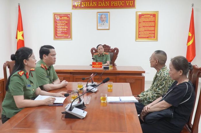 Thứ trưởng Đặng Hồng Đức cùng các đồng chí lãnh đạo Thanh tra Bộ Công an lắng nghe, trao đổi về những kiến nghị, thắc mắc của công dân tại điểm tiếp công dân của Bộ Công an.