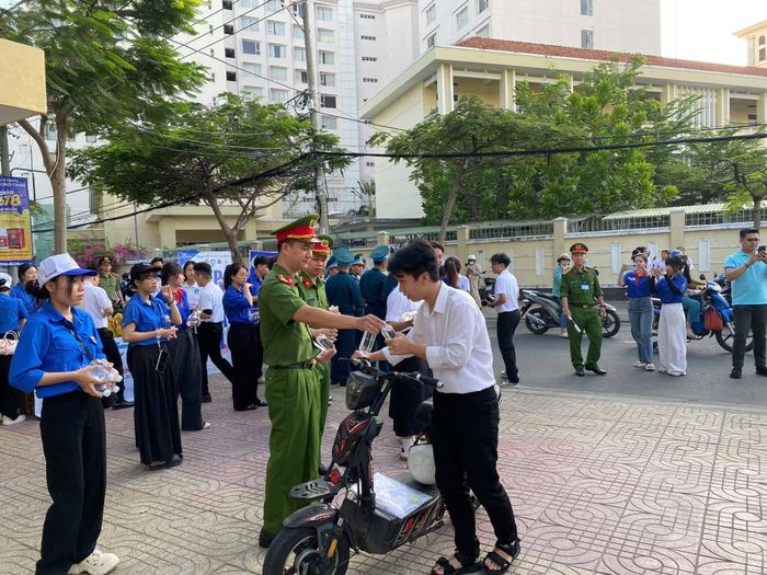 Lực lượng Công an động viên, hỗ trợ nước uống cho thí sinh tại các điểm thi trong kỳ thi THPT năm 2026 ở Khánh Hòa.