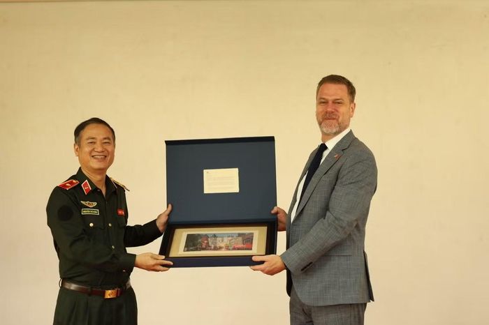 Ngài Phó Đại sứ Alex Strugnell trao tặng quà lưu niệm cho Thiếu tướng Nguyễn Thế Hùng.