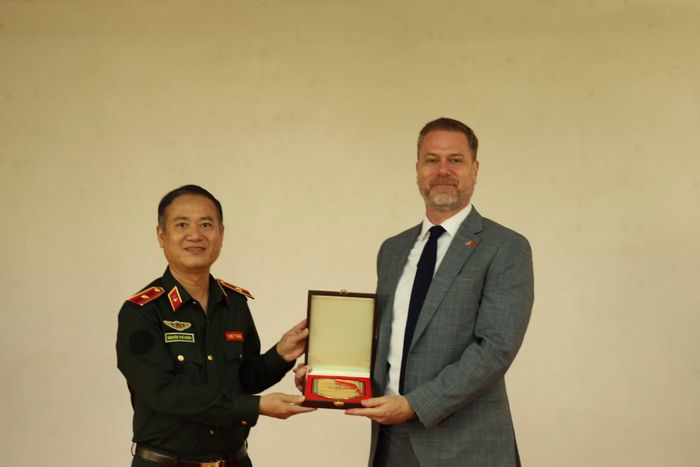Thiếu tướng Nguyễn Thế Hùng trao quà lưu niệm tặng ngài Phó Đại sứ Alex Strugnell.