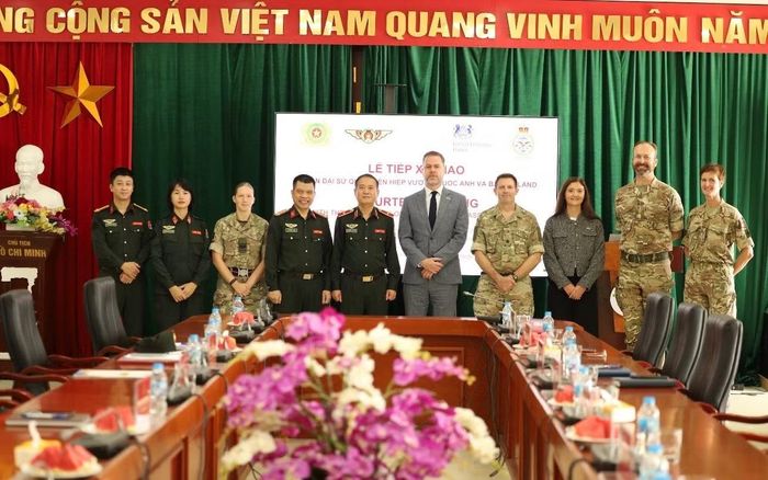 Lãnh đạo Văn phòng thường trực Bộ Công an về GGHB LHQ, Ban chỉ huy Đơn vị Cảnh sát GGHB số 1 chụp ảnh lưu niệm cùng các đại biểu tham dự lễ khai giảng.