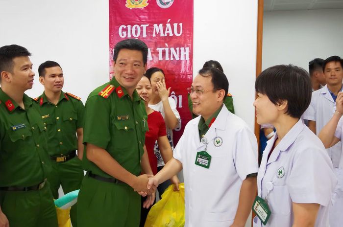 Cán bộ chiến sĩ, y bác sĩ, nhân viên y tế tham gia hiến máu.