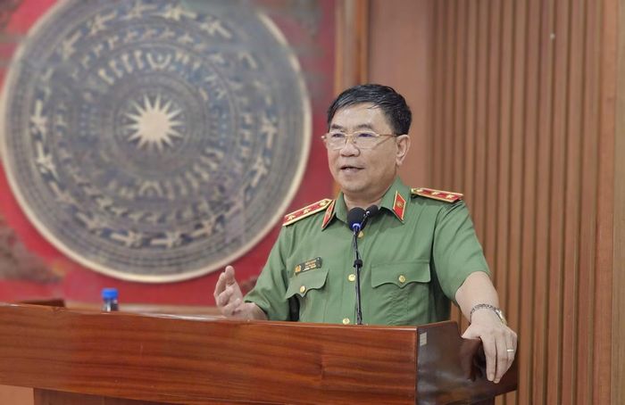 Trung tướng, GS.TS. Trần Vi Dân trình bày tham luận tại hội thảo.