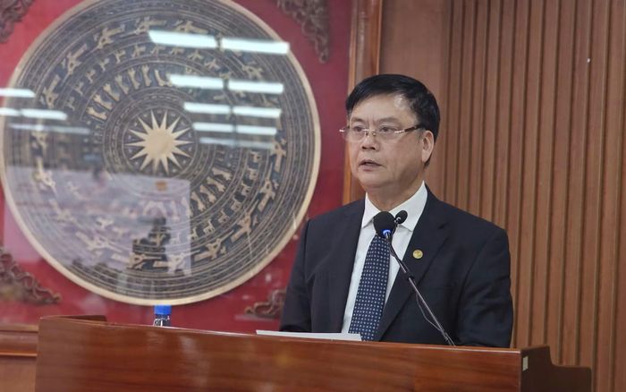 GS.TS. Phạm Văn Đức, Chủ tịch Hội Triết học Việt Nam trình bày tại hội thảo.