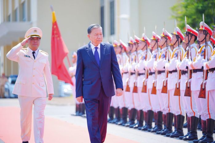 Tổng Bí thư, Chủ tịch nước Tô Lâm duyệt đội danh dự CAND. Ảnh: Tuấn Anh.