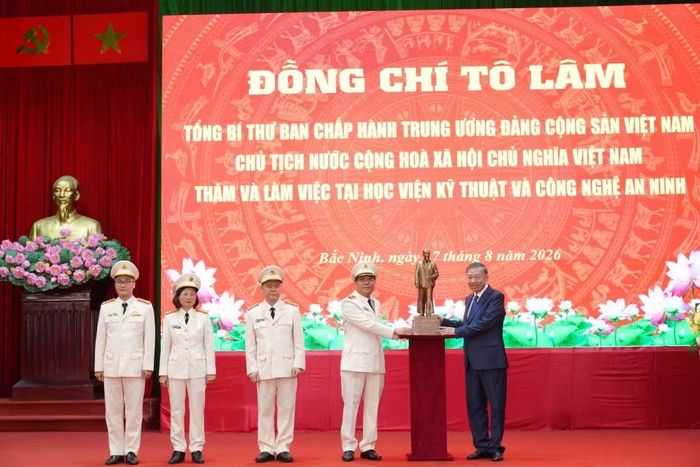 Tổng Bí thư, Chủ tịch nước Tô Lâm trao tác phẩm "Bác Hồ về thăm quê năm 1961" tặng Ban Giám đốc Học viện Kỹ thuật và Công nghệ an ninh. Ảnh: Tuấn Anh.