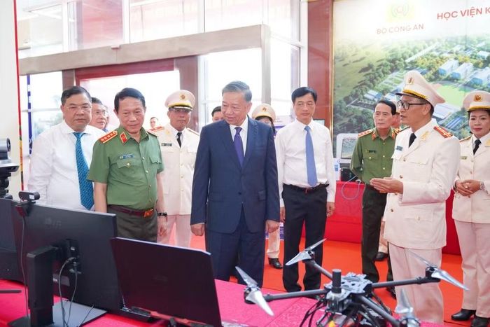 Tổng Bí thư, Chủ tịch nước Tô Lâm và các đại biểu tham quan các sản phẩm khoa học công nghệ của Học viện Kỹ thuật và Công nghệ an ninh. Ảnh: Tuấn Anh.