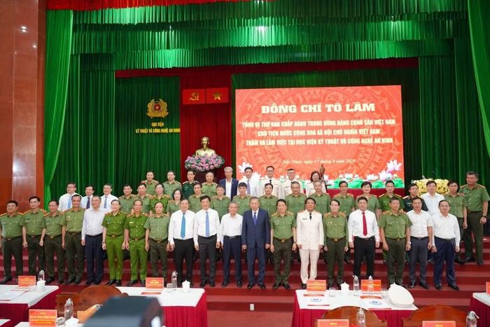 Tổng Bí thư, Chủ tịch nước Tô Lâm và các đại biểu chụp ảnh lưu niệm tại buổi làm việc. Ảnh: Tuấn Anh.
