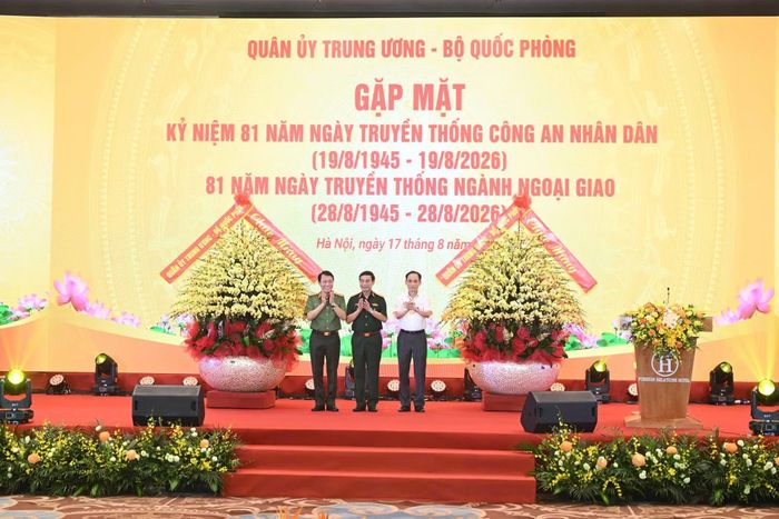 Phó Thủ tướng, Bộ trưởng Bộ Quốc phòng Phan Văn Giang đã trao lẵng hoa chúc mừng Bộ Công an, Bộ Ngoại giao.