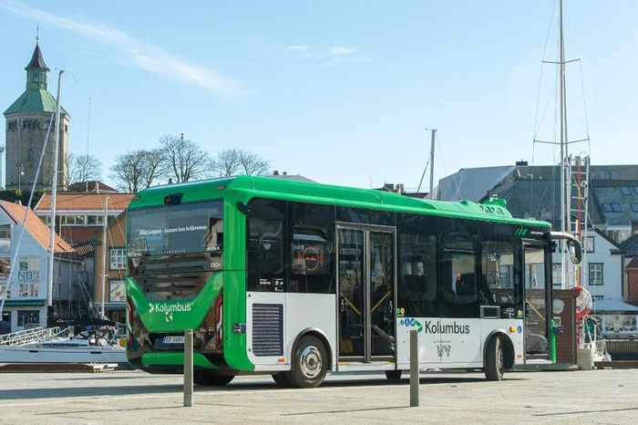 Xe buýt tự lái "Karsan e-ATAK" của Stavanger mang số hiệu 3301 tại Kolumbus và hiện đang hoạt động trên một tuyến đường ở trung tâm thành phố Stavanger. Nguồn: Karsan©