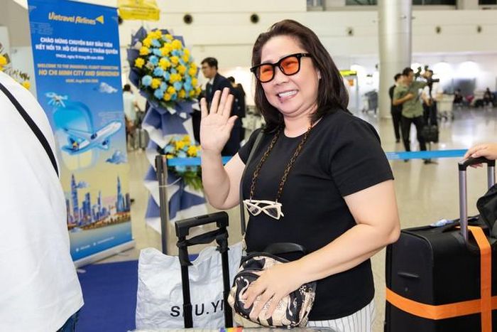 Chuyến bay đầu tiên từ Thành phố Hồ Chí Minh đi Thâm Quyến với hơn 200 hành khách.