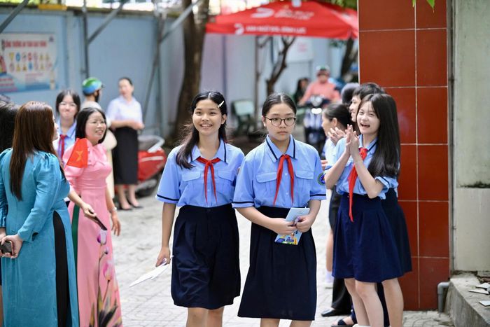 Học sinh Trường THCS Cách Mạng Tháng Tám hào hứng trong ngày đầu tựu trường.