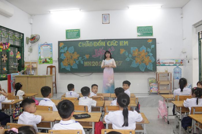 Lớp học được trang trí bắt mắt, giáo viên thân thiện chào đón các em đầu cấp.