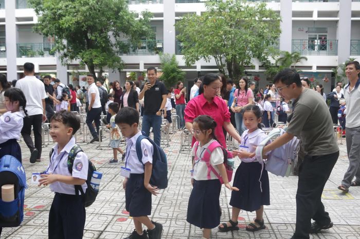 Các em học sinh lớp 1 Trường Tiểu học Hồ Văn Huê được phụ huynh đồng hành trong ngày tựu trường.