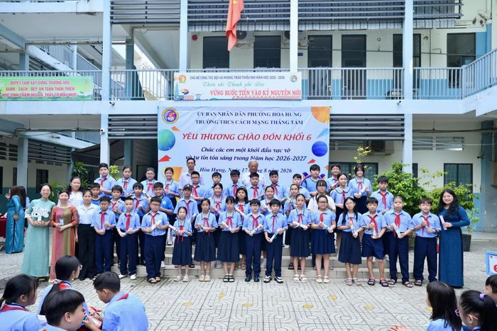 Buổi lễ chào đón học sinh của Trường THCS Cách Mạng Tháng Tám.