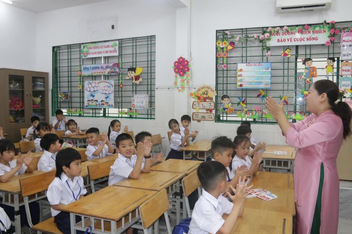 Học sinh được làm quen với giáo viên chủ nhiệm và bạn bè trong ngày tựu trường.