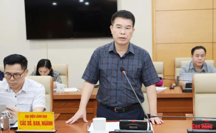Lãnh đạo Sở Dân tộc và Tôn giáo trình bày tờ trình dự thảo Nghị quyết ban hành Quy định nội dung, mức chi thực hiện công tác dân tộc, tín ngưỡng và tôn giáo trên địa bàn tỉnh.