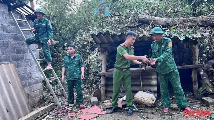 Đợt mưa to kèm gió lốc ngày 12/8/2026 làm nhiều hộ dân tại xã Đức Long bị tốc mái. Lực lượng biên phòng kịp thời hỗ trợ người dân khắc phục hậu quả ngay sau khi thiên tai xảy ra.