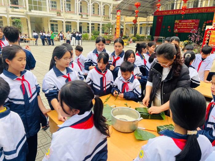 Gần gũi cùng học trò bên những giờ ngoại khóa.
